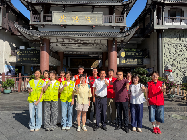 把关怀送到岗位上！Bodogbodog集团官网教师赴武陵源景区慰问暑期实习生